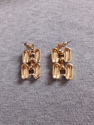 Pendientes dorados.