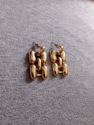 Pendientes dorados.