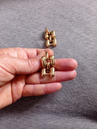 Pendientes dorados.