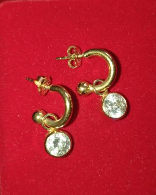 Pendientes dorados.
