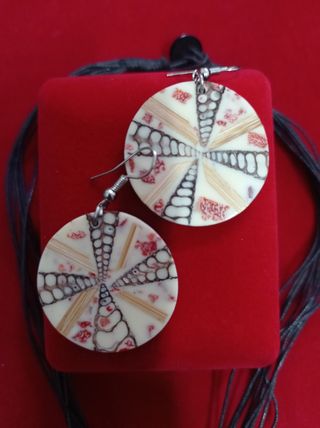 Colgante y pendientes.