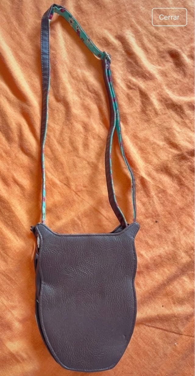 Bolso búho marrón oscuro.