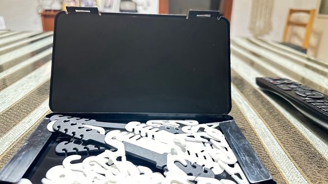 2 porta mascarillas con 26 salvaorejas.