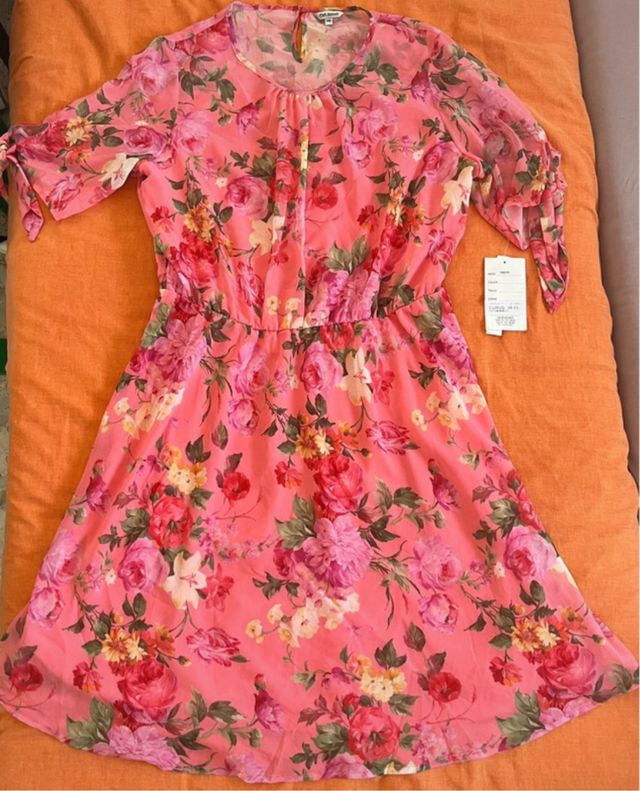 Vestido rosa con estampado de flores.