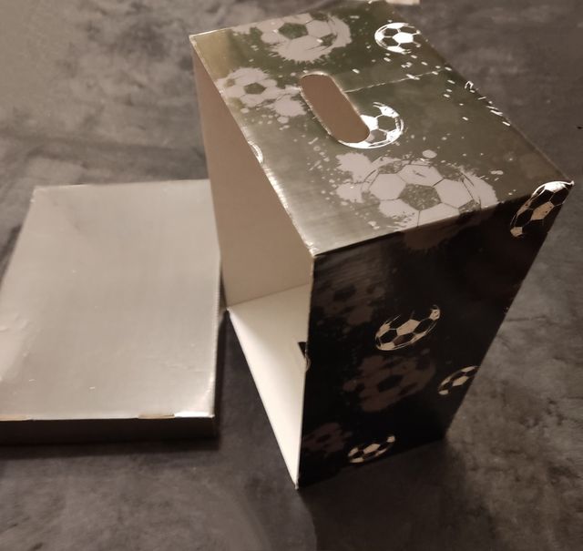 Scatola porta palloni da calcio in cartone