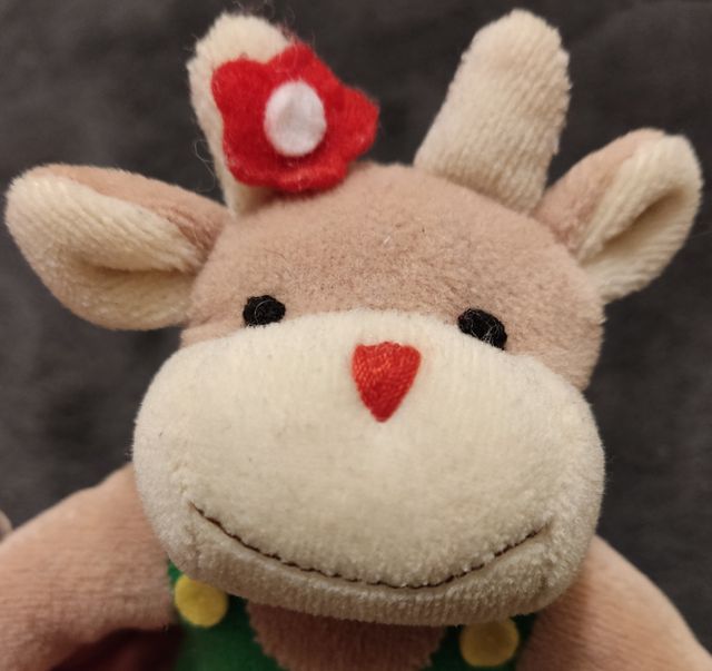 Mucca in peluche con borsa gialla