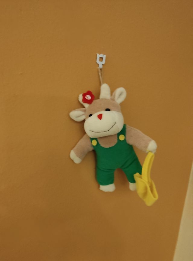 Mucca in peluche con borsa gialla