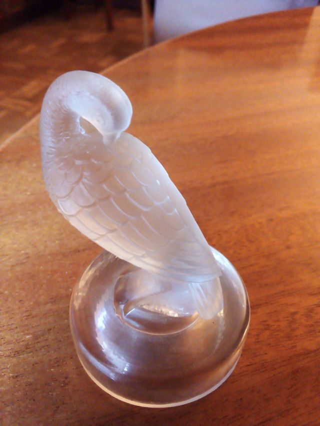 Ave decorativo en cristal opaco. 