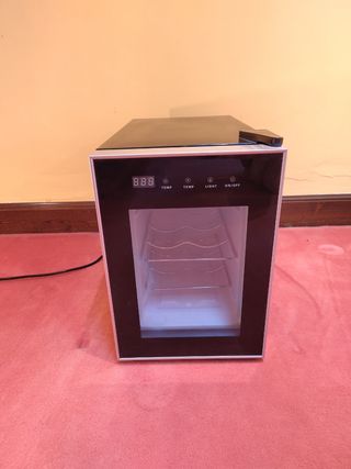 Nevera minibar para vinos y bebidas. Wine cooler.
