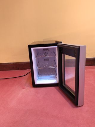 Nevera minibar para vinos y bebidas. Wine cooler.