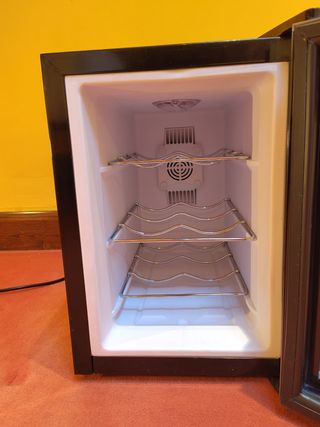 Nevera minibar para vinos y bebidas. Wine cooler.