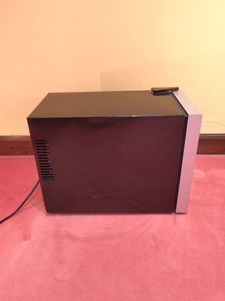 Nevera minibar para vinos y bebidas. Wine cooler.