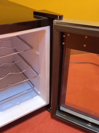 Nevera minibar para vinos y bebidas. Wine cooler.