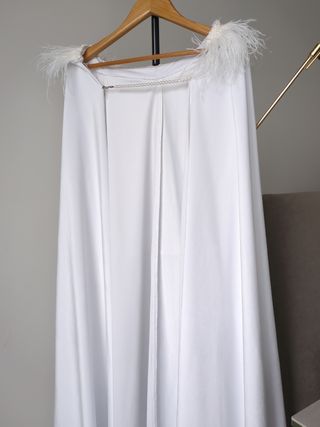 Capa blanca con plumas de avestruz