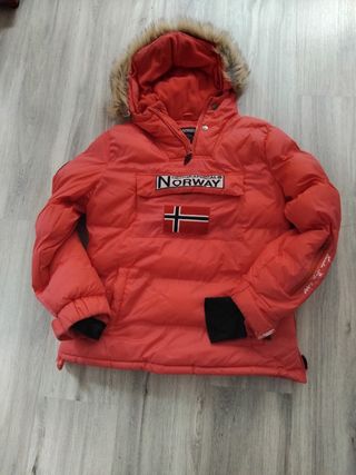 Anorak. Plumifero. Tipo canguro