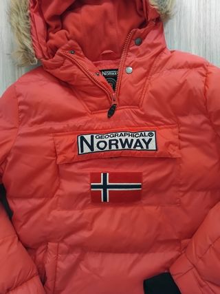 Anorak. Plumifero. Tipo canguro