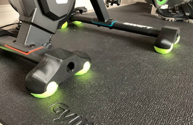 Rullo per ciclismo indoor Zwift Hub a 4 girevoli