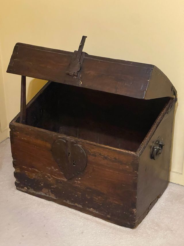 Arca antiga de madeira