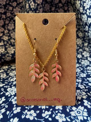 Conjunto pendientes y colgante con cadena hoja
