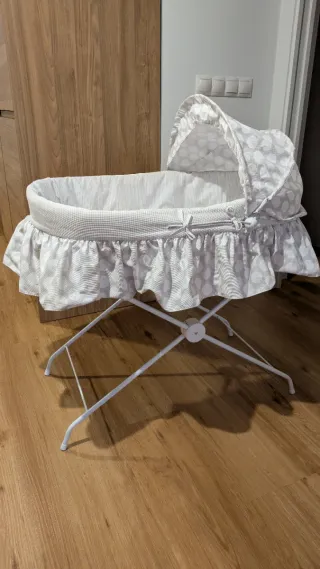 Moisés de mimbre como nuevo