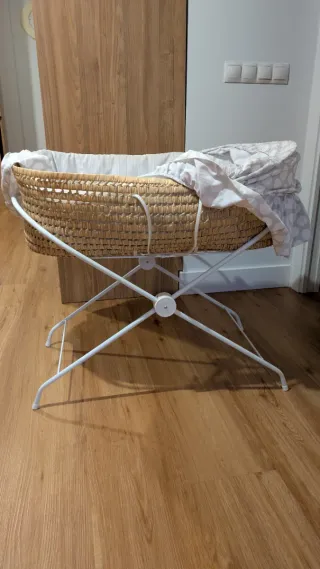 Moisés de mimbre como nuevo