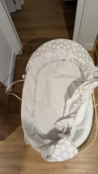 Moisés de mimbre como nuevo