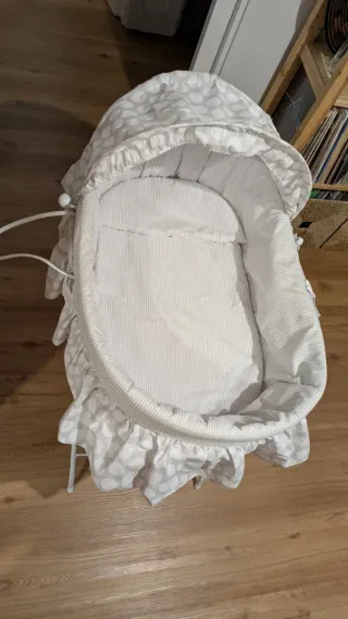 Moisés de mimbre como nuevo