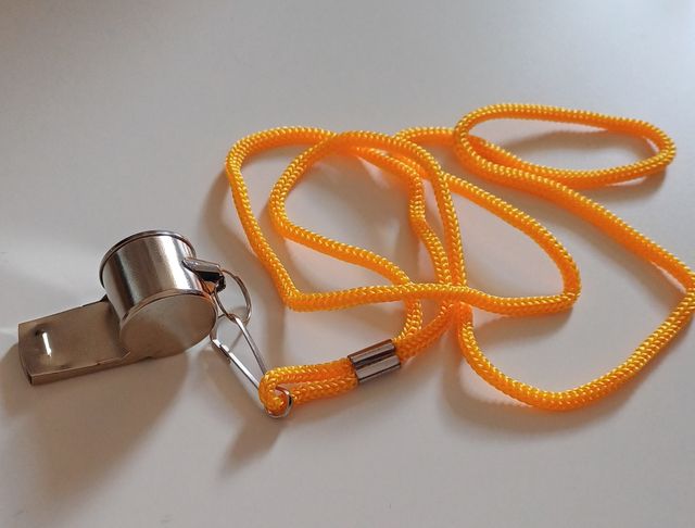 Fischietto e campanella da tavolo