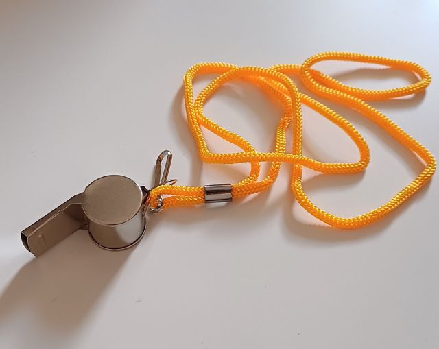 Fischietto e campanella da tavolo