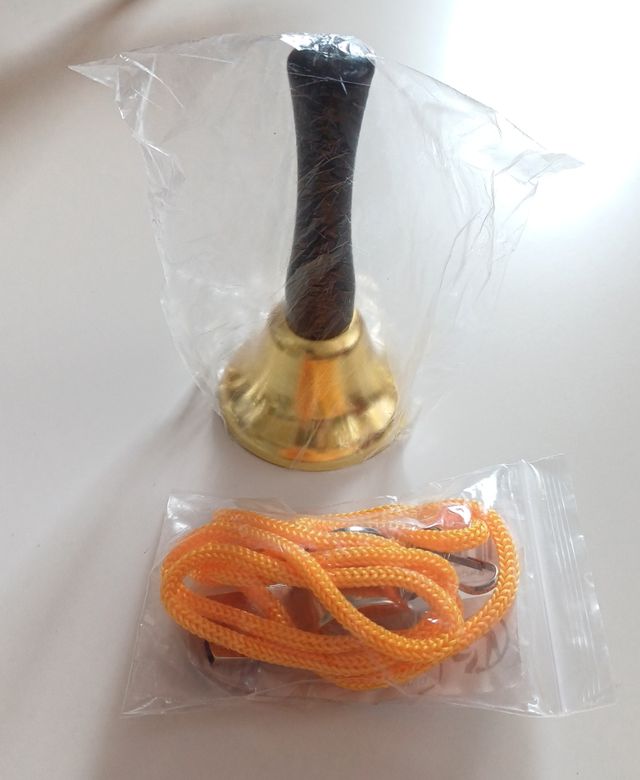 Fischietto e campanella da tavolo