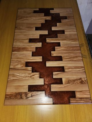 Tavolo in legno di ulivo e resina 