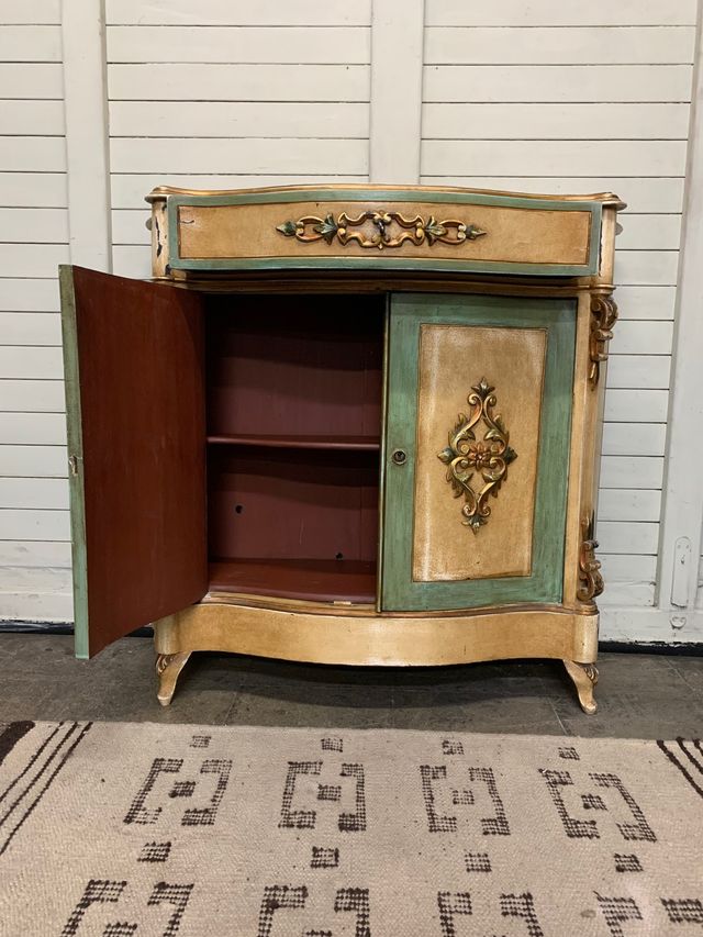 Mueble auxiliar. Aparador