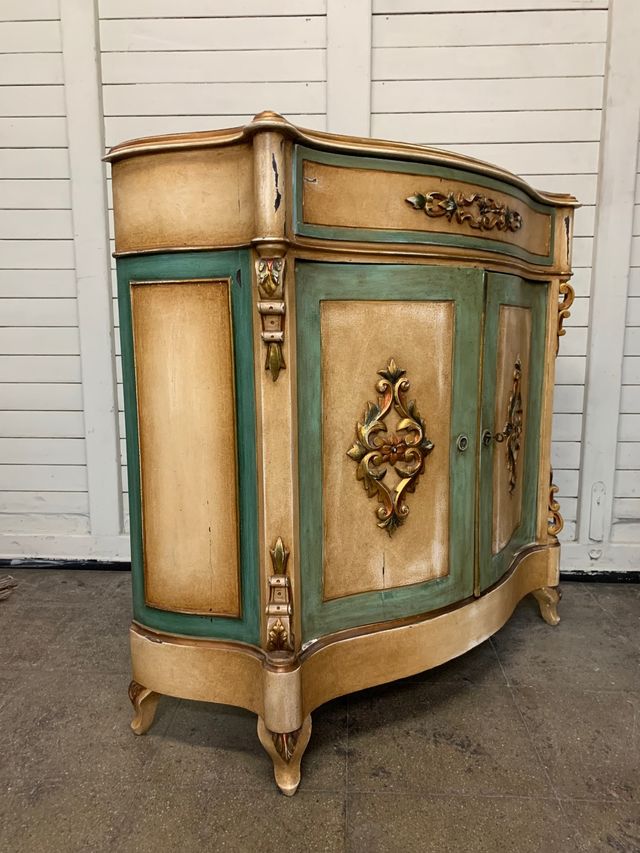 Mueble auxiliar. Aparador