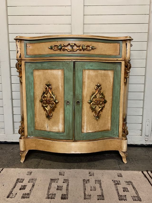 Mueble auxiliar. Aparador