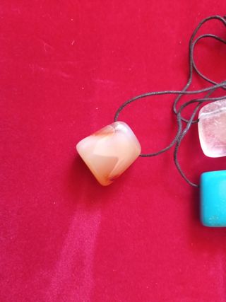 Piedras naturales para colgantes.