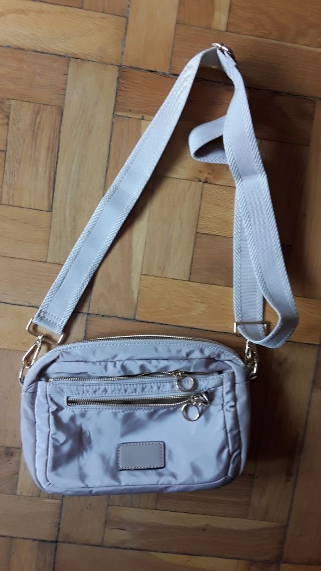 Bolso de hombro beige nuevo.