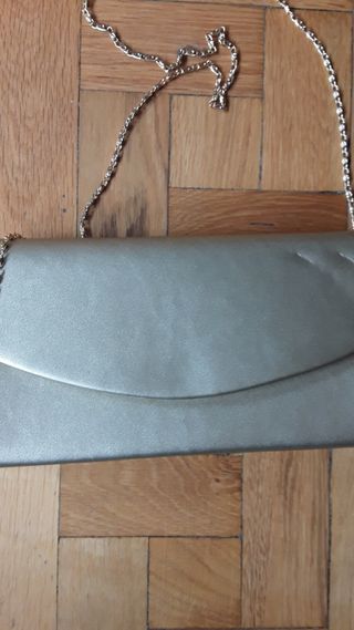 Bolso cartera dorada.