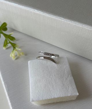 Anillo oro blanco 18 kt. , torques diamantes