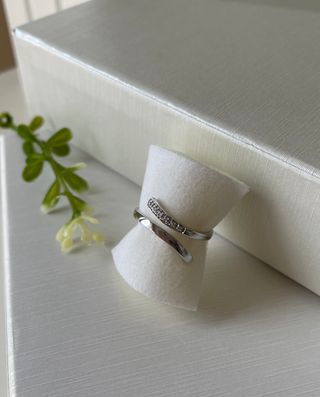 Anillo oro blanco 18 kt. , torques diamantes