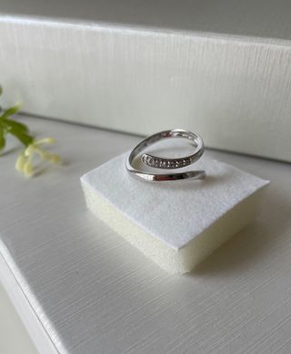 Anillo oro blanco 18 kt. , torques diamantes