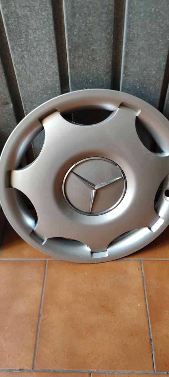 Mercedes hubcaps