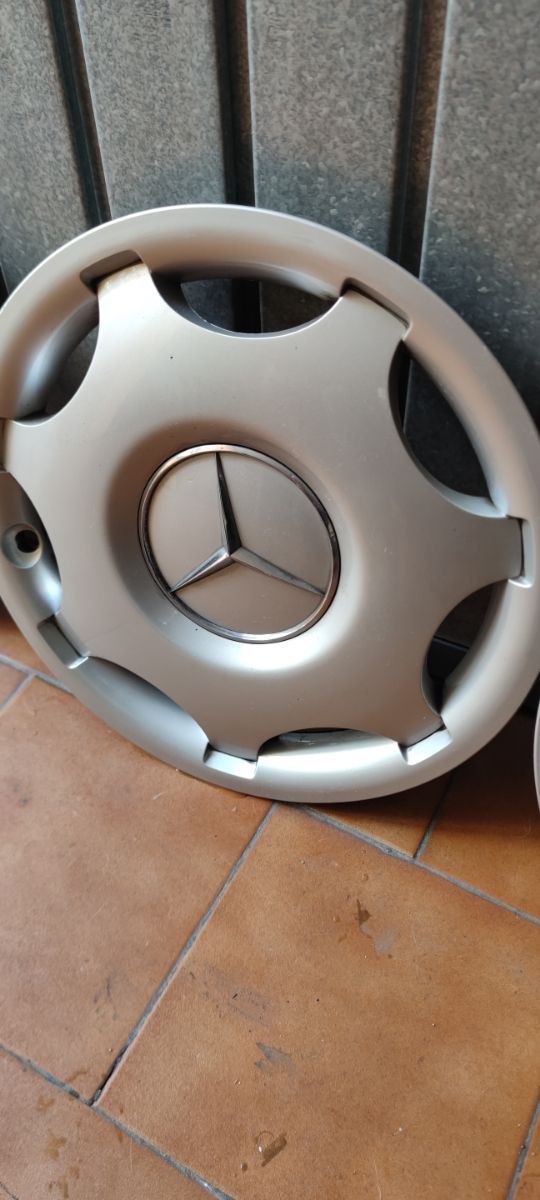 Mercedes hubcaps