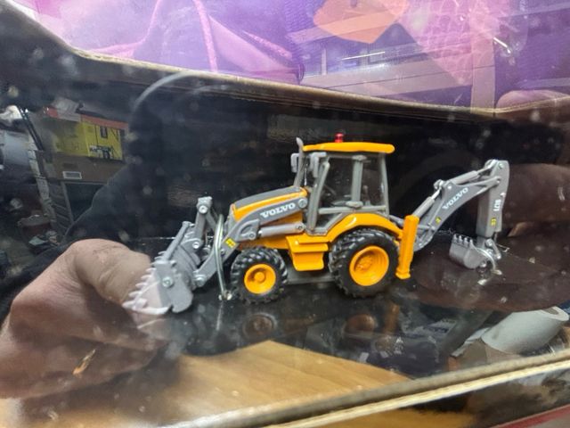 Ruspa camion schiacciasassi ho 1:87 cat volvo