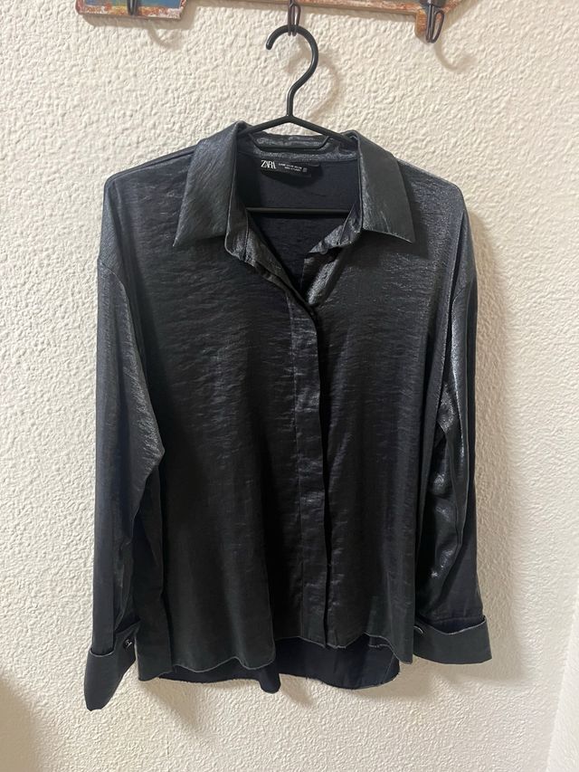 Camisa plateada brillante