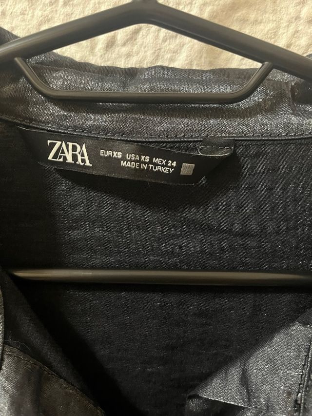 Camisa plateada brillante