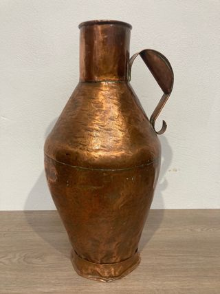 Antiguo cántaro de cobre