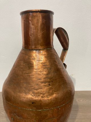 Antiguo cántaro de cobre