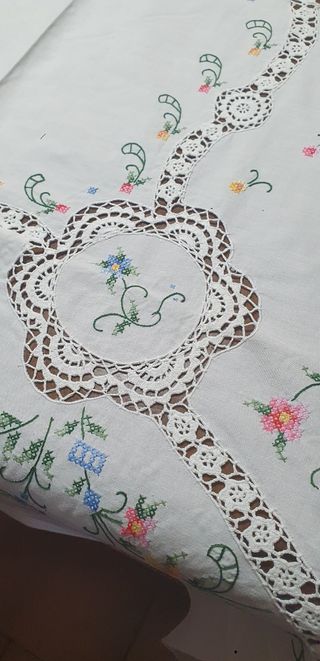 Tovaglia, 12 tovaglioli, pizzi e ricami