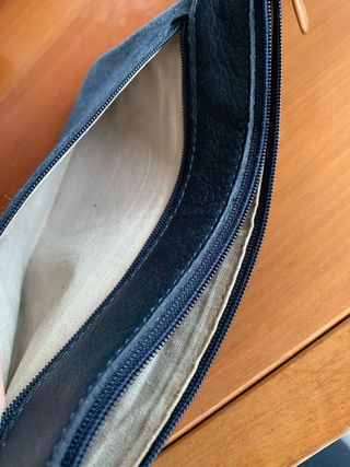 Cartera de piel azul marino