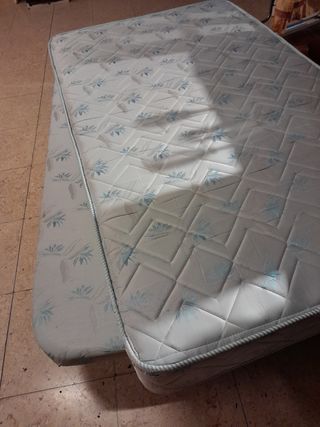 Colchón de muelles y tapiflex a juego